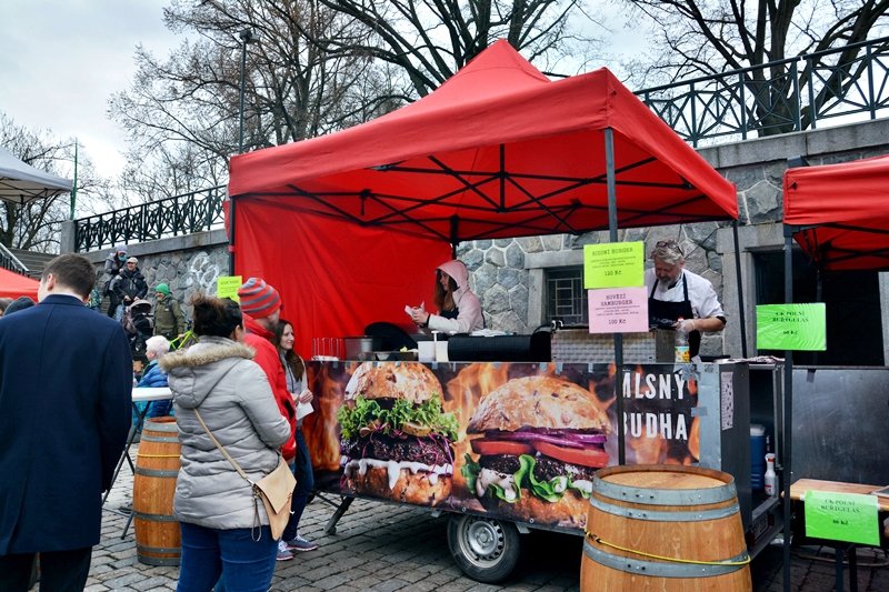 Na náplavku dorazily tisíce lidí na Food truck festival i přes nepřízeň počasí.