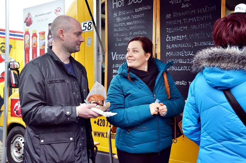 Na náplavku dorazily tisíce lidí na Food truck festival i přes nepřízeň počasí.