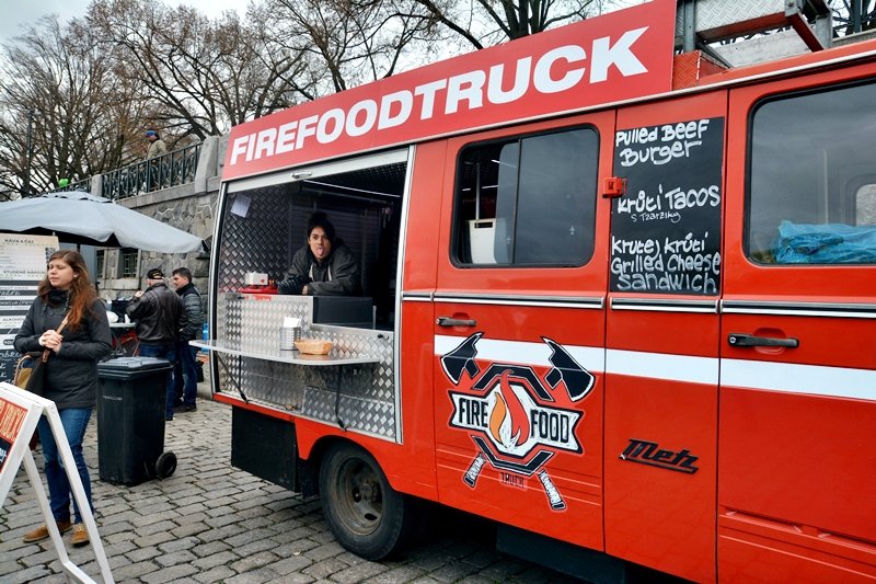 Na náplavku dorazily tisíce lidí na Food truck festival i přes nepřízeň počasí.