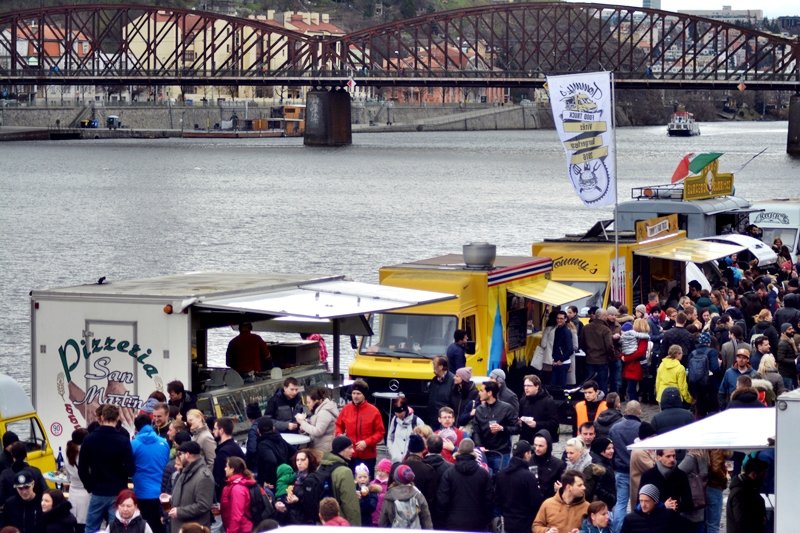 Na náplavku dorazily tisíce lidí na Food truck festival i přes nepřízeň počasí.