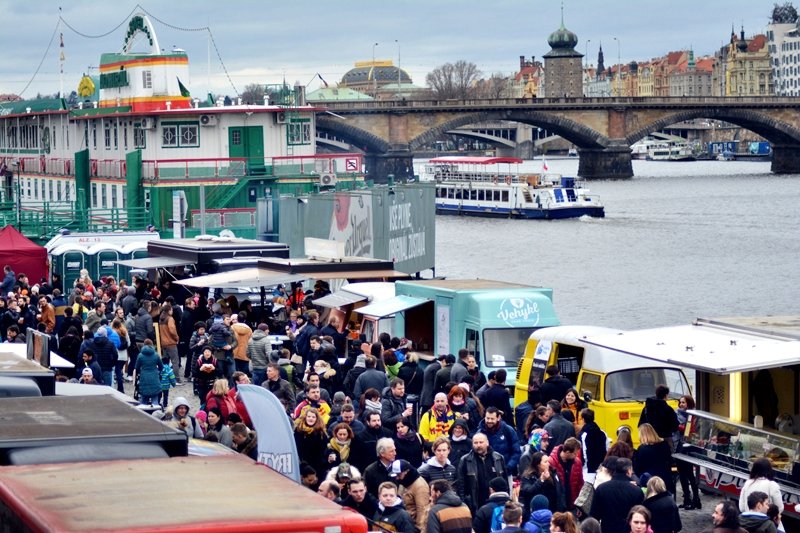 Na náplavku dorazily tisíce lidí na Food truck festival i přes nepřízeň počasí.
