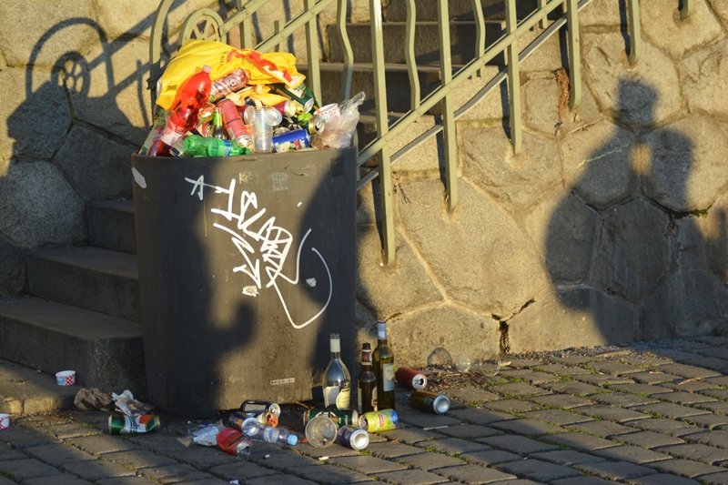 Koše přes zimu byly většinou prázdné, teď jsou plné odpadků. Je hezčí počasí a lidé si už náplavku užívají plnými doušky.