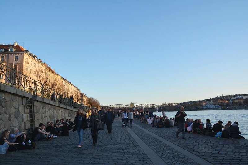 Na náplavce v úterý nebylo téměř k hnutí. Pražané využili prvního teplého dne v roce, popíjeli a bavili se.