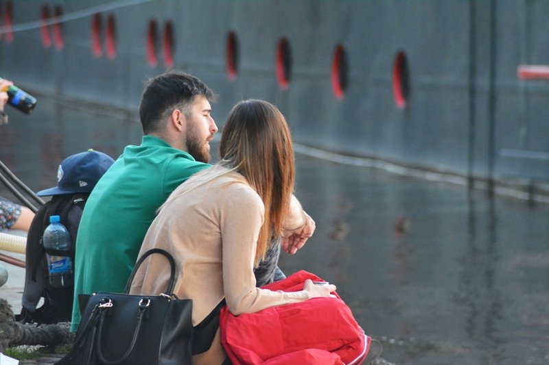 Na náplavce v úterý nebylo téměř k hnutí. Pražané využili prvního teplého dne v roce, popíjeli a bavili se.