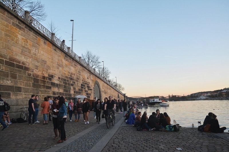 Na náplavce v úterý nebylo téměř k hnutí. Pražané využili prvního teplého dne v roce, popíjeli a bavili se.