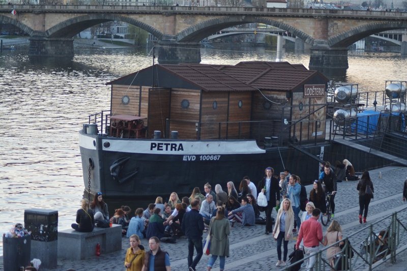 Na náplavce v úterý nebylo téměř k hnutí. Pražané využili prvního teplého dne v roce, popíjeli a bavili se.