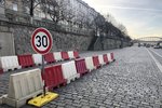 Tudy povede od 15. 2 do 8. 3. 2022koridor pro auta kvůli rekonstrukci tramvajové tratě na Rašínově nábřeží