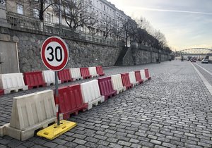 Tudy povede od 15. 2 do 8. 3. 2022koridor pro auta kvůli rekonstrukci tramvajové tratě na Rašínově nábřeží