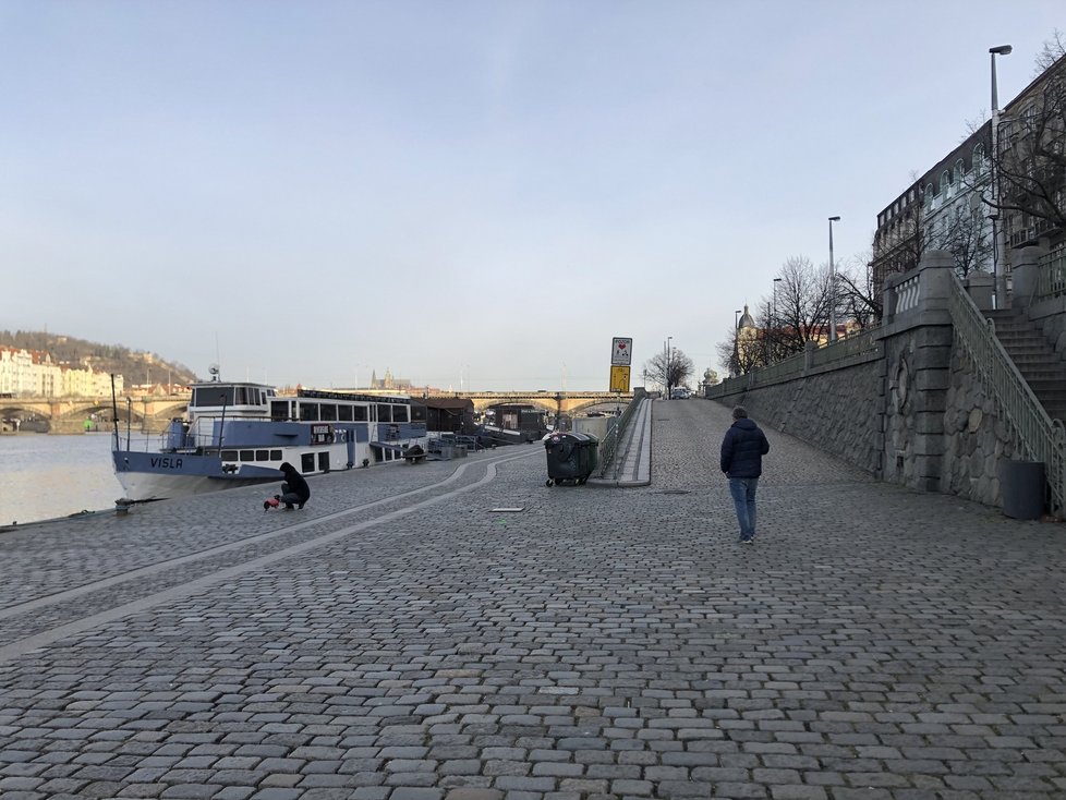 Tudy povede od 15. 2 do 8. 3. 2022koridor pro auta kvůli rekonstrukci tramvajové tratě na Rašínově nábřeží