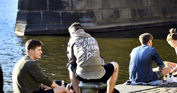 Na náplavku proudí stovky lidí. Zavření několika podniků je od návštěvy neodradilo.