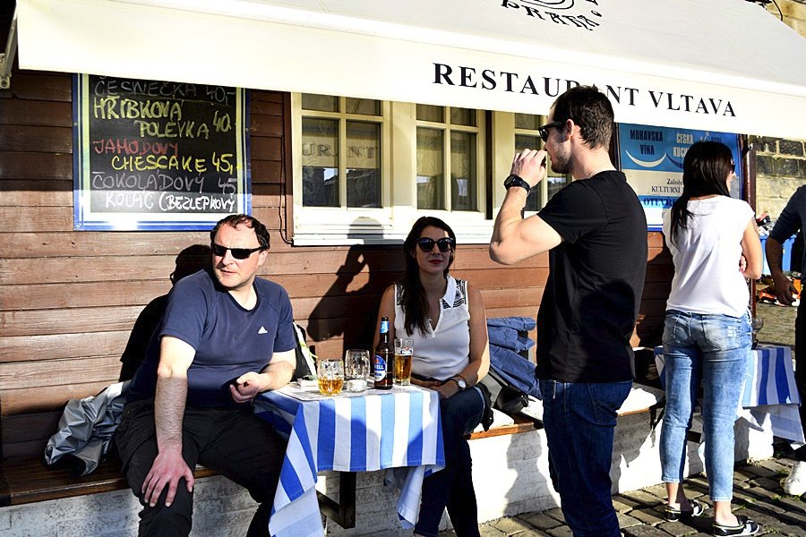 Na náplavku proudí stovky lidí. Zavření několika podniků je od návštěvy neodradilo.