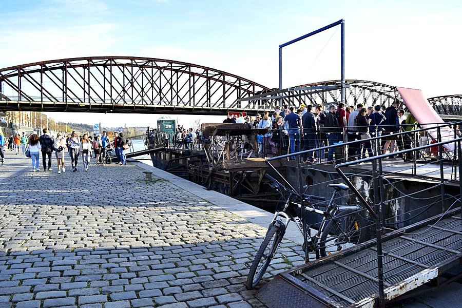 Na náplavku proudí stovky lidí. Zavření několika podniků je od návštěvy neodradilo.