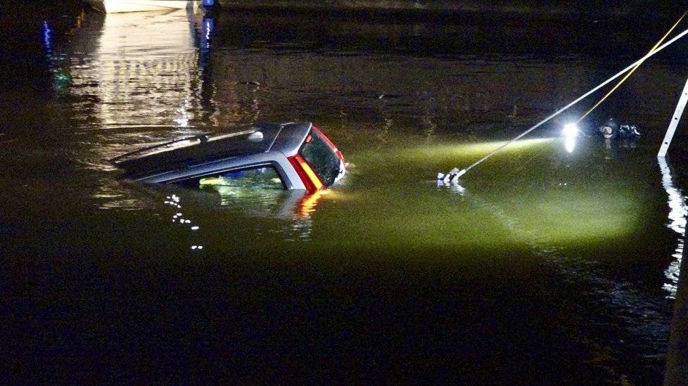 Na Smíchově sjelo auto do Vltavy, řidiče zachránil svědek události.