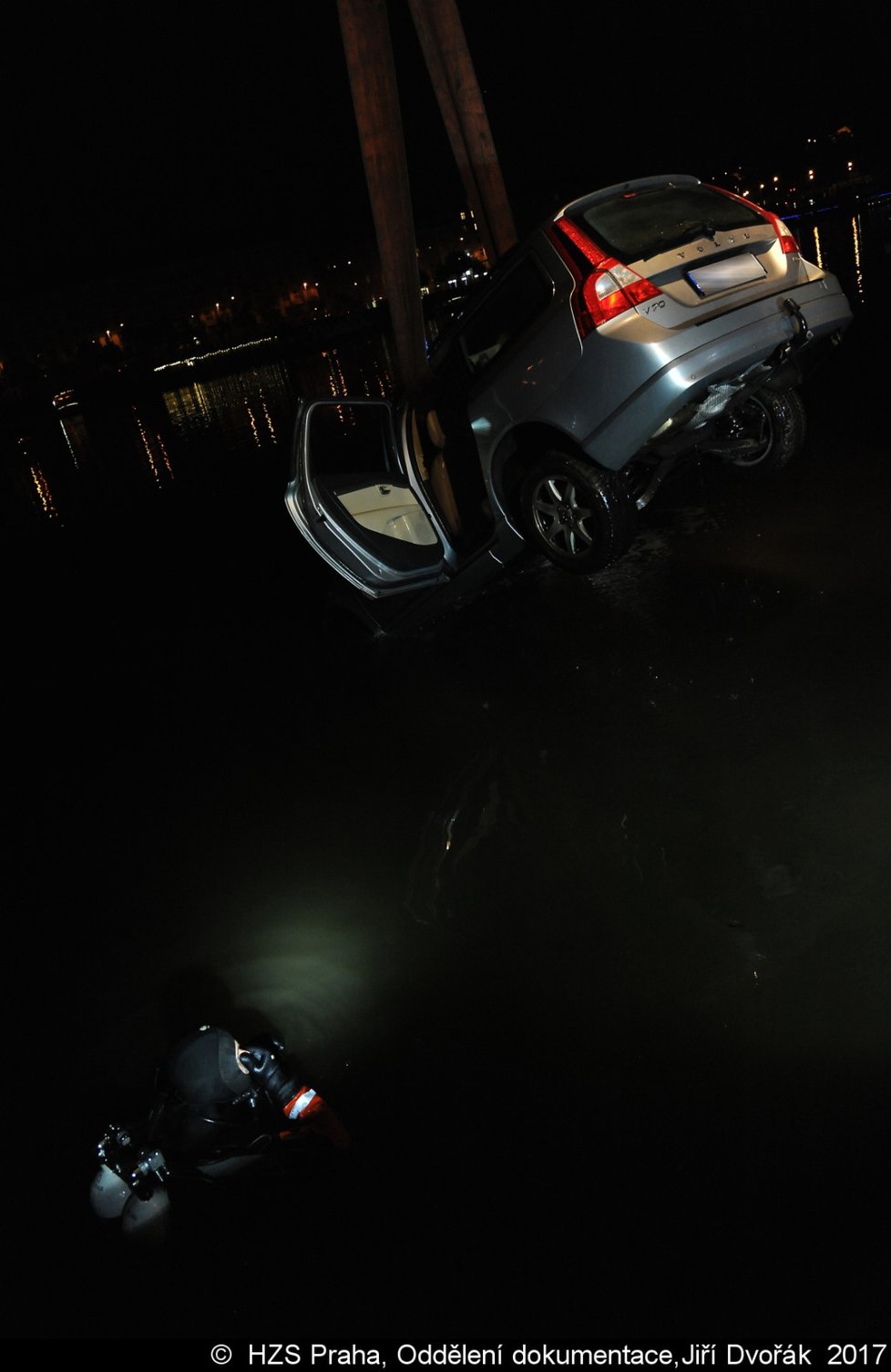 Na Smíchově sjelo auto do Vltavy, řidiče zachránil svědek události.