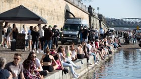  Na pražskou náplavku vyrazily díky stovky lidí. Na místo dorazila i policie, která je upozorňovala na porušování vládních opatření. 