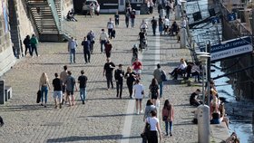Na pražskou náplavku vyrazily díky stovky lidí. Na místo dorazila i policie, která je upozorňovala na porušování vládních opatření.