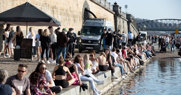 Na pražskou náplavku vyrazily díky stovky lidí. Na místo dorazila i policie, která je upozorňovala na porušování vládních opatření.