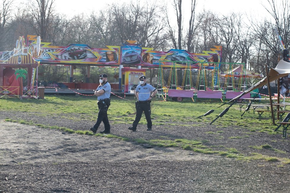 Na pražskou náplavku vyrazily díky stovky lidí. Na místo dorazila i policie, která je upozorňovala na porušování vládních opatření.