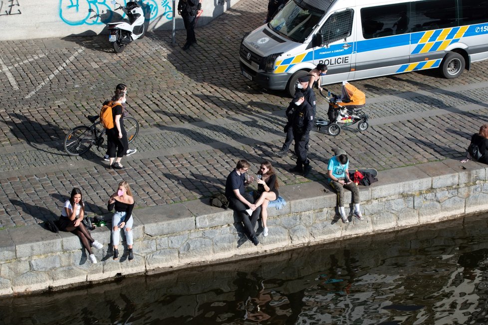 Na pražskou náplavku vyrazily díky stovky lidí. Na místo dorazila i policie, která je upozorňovala na porušování vládních opatření.