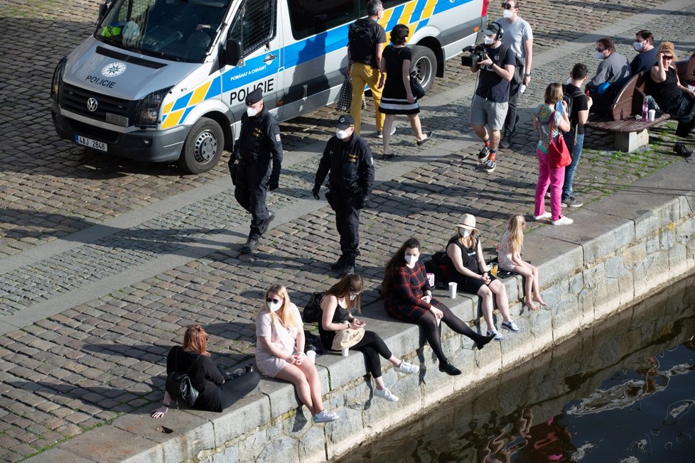 Na pražskou náplavku vyrazily díky stovky lidí. Na místo dorazila i policie, která je upozorňovala na porušování vládních opatření.