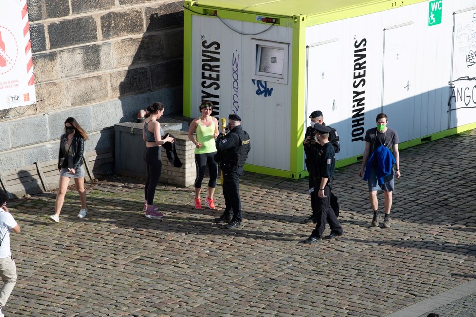 Na pražskou náplavku vyrazily díky stovky lidí. Na místo dorazila i policie, která je upozorňovala na porušování vládních opatření.