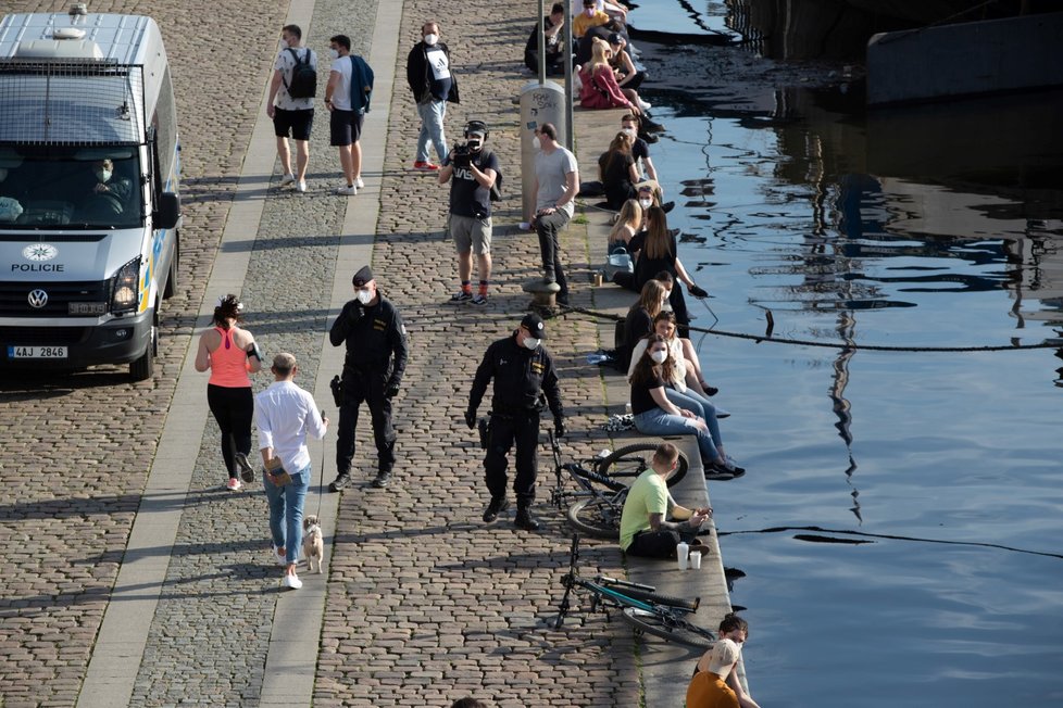 Na pražskou náplavku vyrazily díky stovky lidí. Na místo dorazila i policie, která je upozorňovala na porušování vládních opatření.