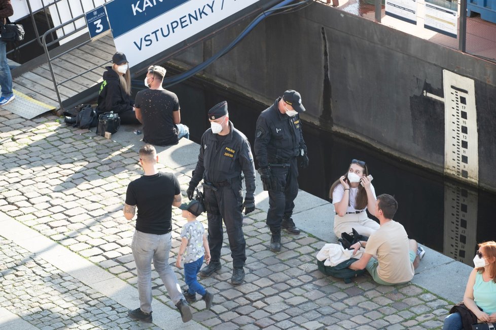 Na pražskou náplavku vyrazily díky stovky lidí. Na místo dorazila i policie, která je upozorňovala na porušování vládních opatření.