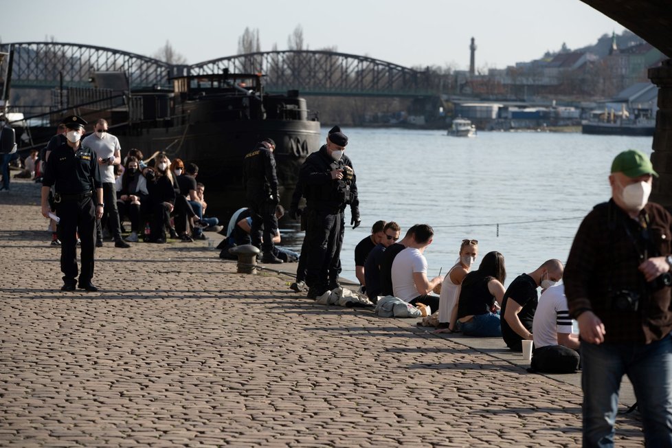 Na pražskou náplavku vyrazily díky stovky lidí. Na místo dorazila i policie, která je upozorňovala na porušování vládních opatření.