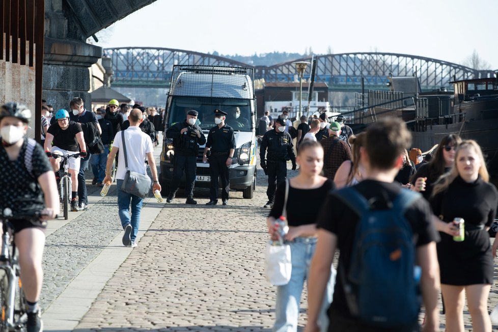 Na pražskou náplavku vyrazily díky stovky lidí. Na místo dorazila i policie, která je upozorňovala na porušování vládních opatření.