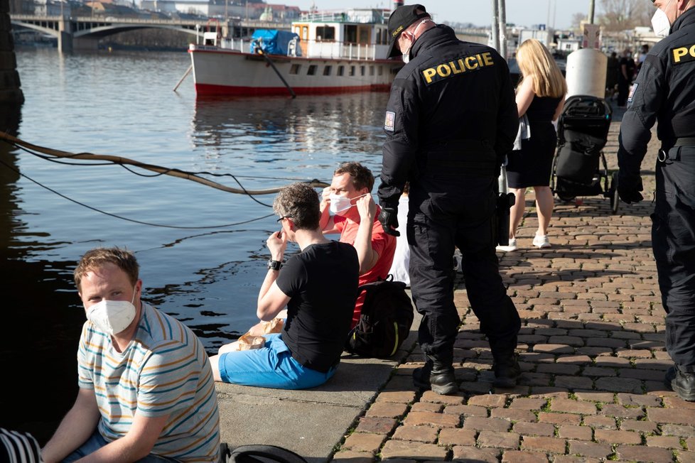 Na pražskou náplavku vyrazily díky stovky lidí. Na místo dorazila i policie, která je upozorňovala na porušování vládních opatření.