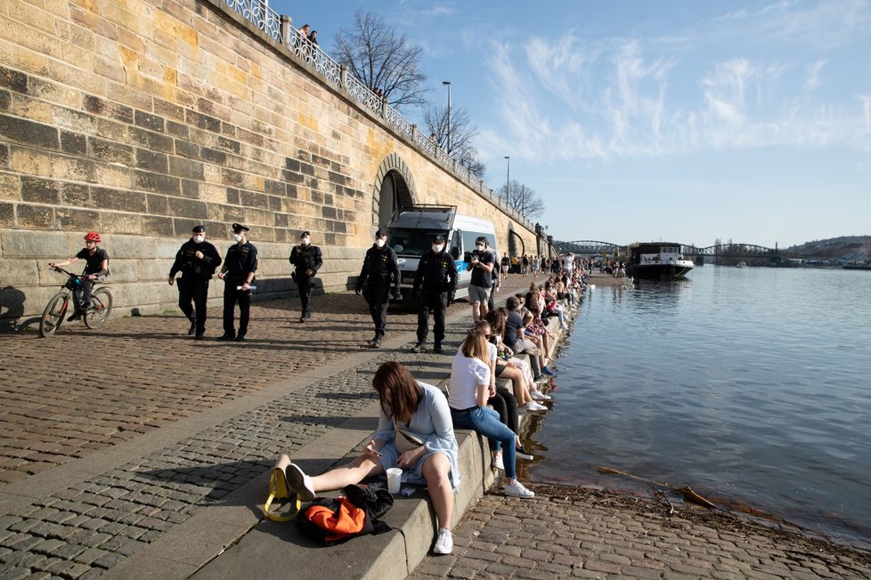 Na pražskou náplavku vyrazily díky stovky lidí. Na místo dorazila i policie, která je upozorňovala na porušování vládních opatření.