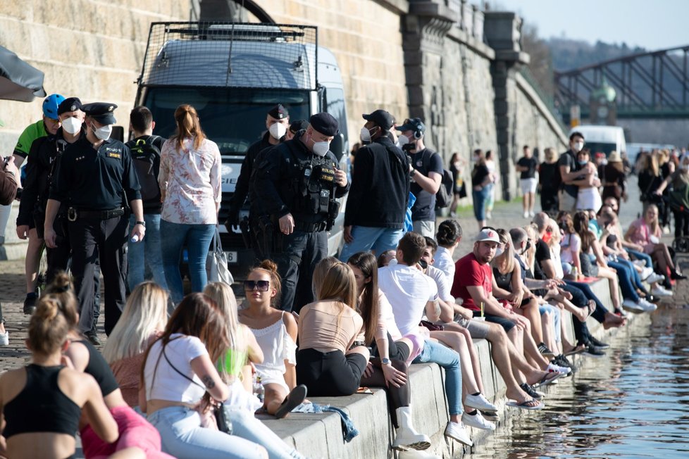 Na pražskou náplavku vyrazily díky stovky lidí. Na místo dorazila i policie, která je upozorňovala na porušování vládních opatření.