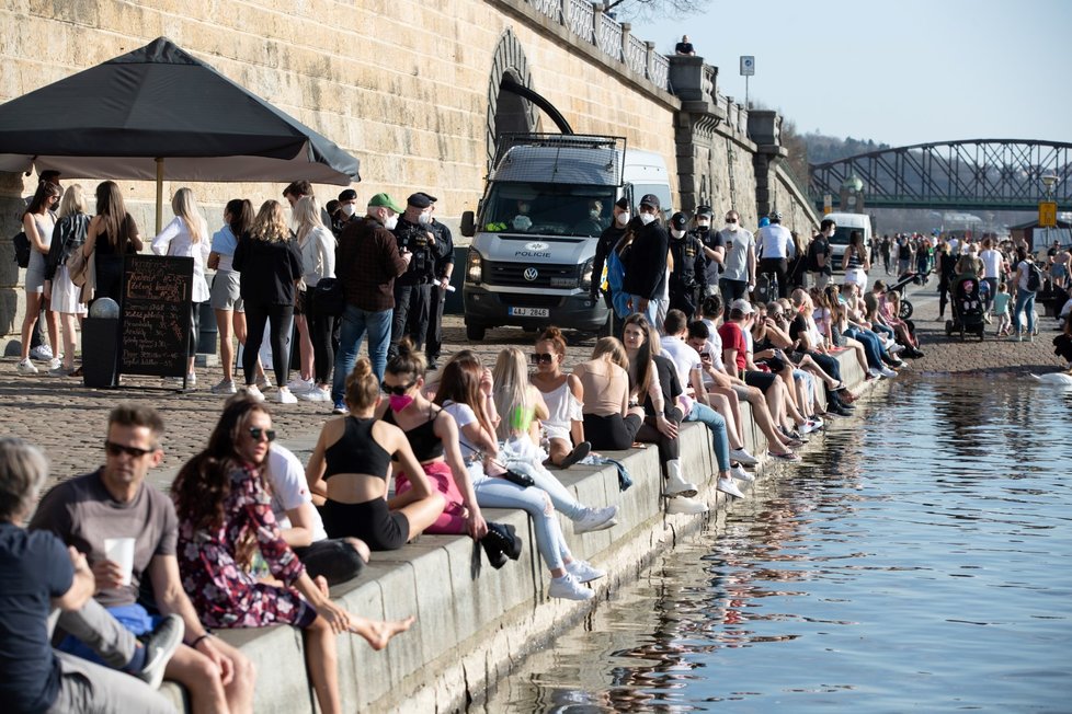 Na pražskou náplavku vyrazily díky stovky lidí. Na místo dorazila i policie, která je upozorňovala na porušování vládních opatření.