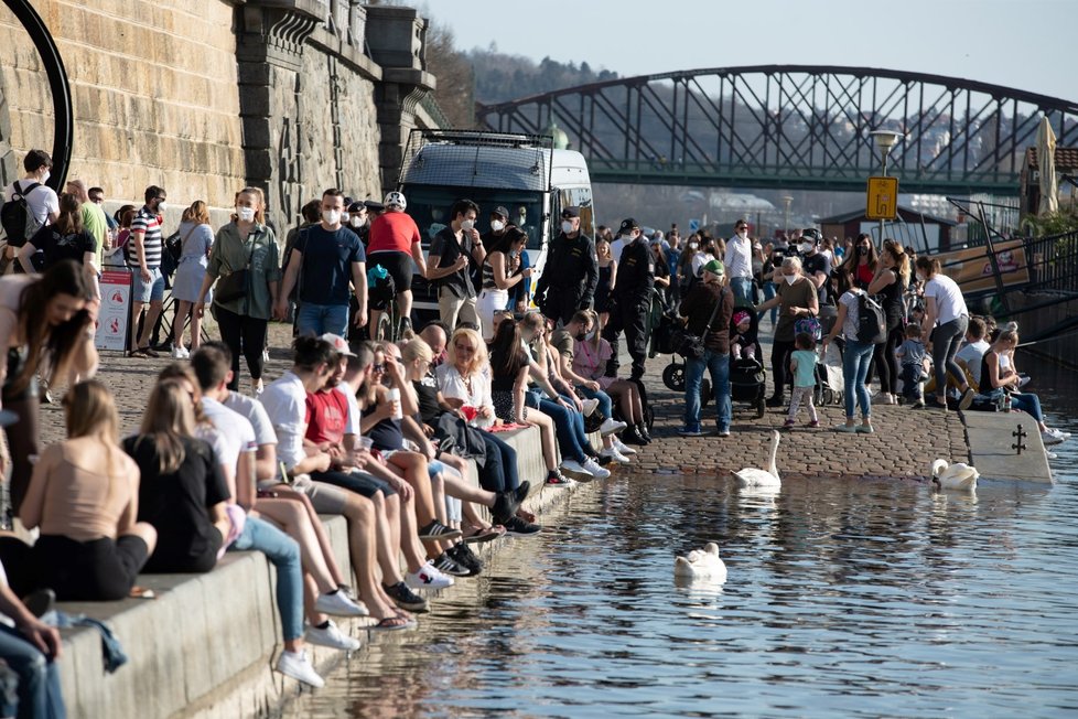 Na pražskou náplavku vyrazily díky stovky lidí. Na místo dorazila i policie, která je upozorňovala na porušování vládních opatření.