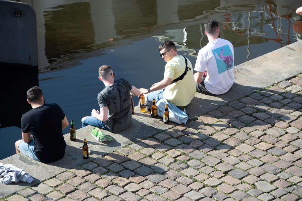 Na pražskou náplavku vyrazily díky stovky lidí. Na místo dorazila i policie, která je upozorňovala na porušování vládních opatření.