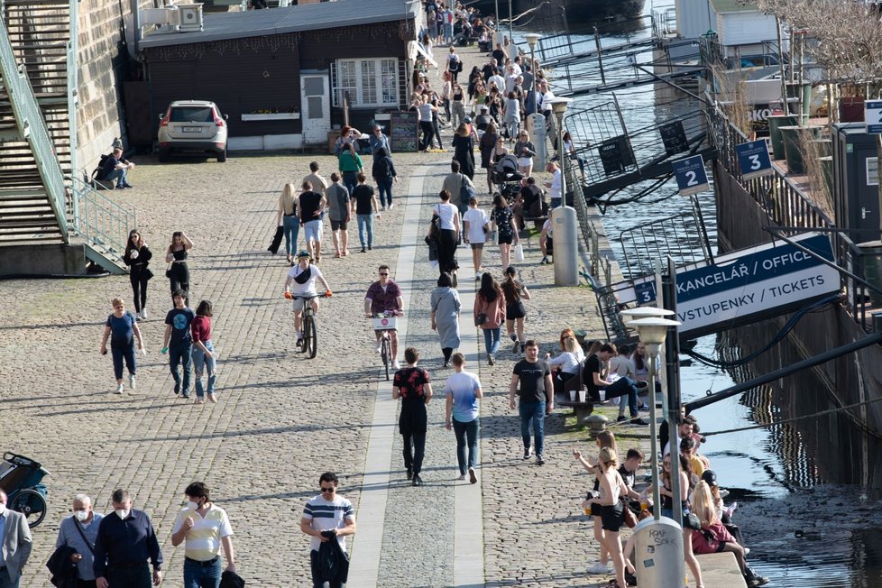 Na pražskou náplavku vyrazily díky stovky lidí. Na místo dorazila i policie, která je upozorňovala na porušování vládních opatření.