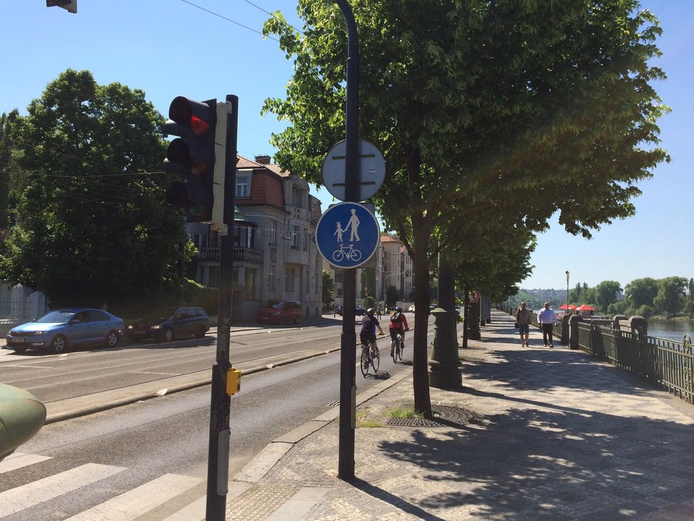 Na cyklisty narazíte také na silnici a chodníku v horní části Rašínova nábřeží.