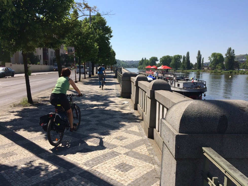 Cyklisté na náplavce nemají cyklostezku, někteří si to však myslí.