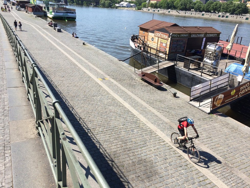 Cyklisté na náplavce nemají cyklostezku, někteří si to však myslí.