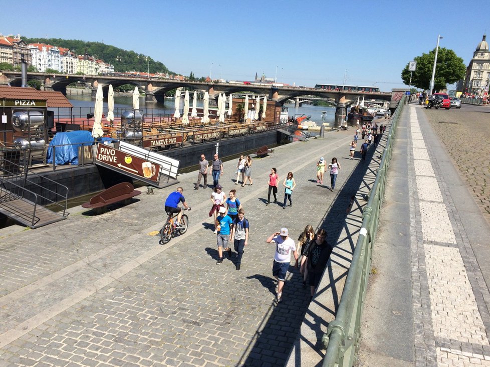 Cyklisté na náplavce nemají cyklostezku, někteří si to však myslí.