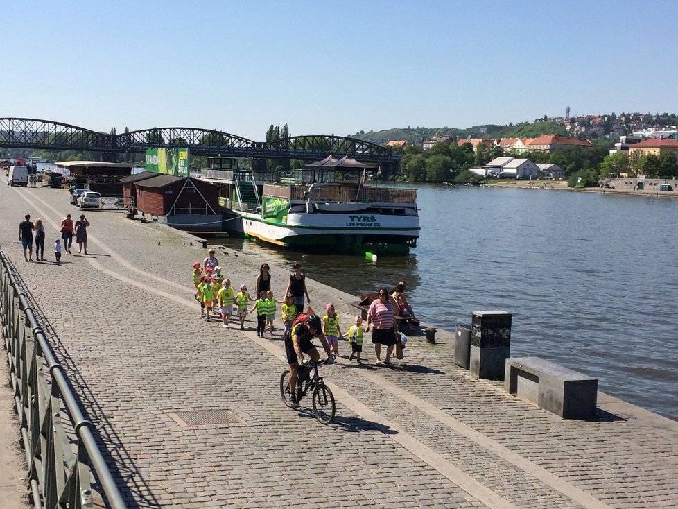 Cyklisté se po náplavce na Rašínově nábřeží pohybují v pěší zóně, cyklostezka tudy nevede.