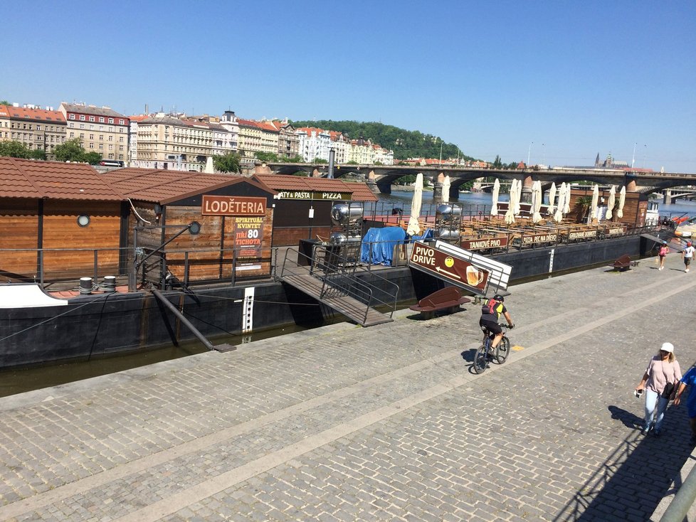 Cyklisté na náplavce nemají cyklostezku, někteří si to však myslí.