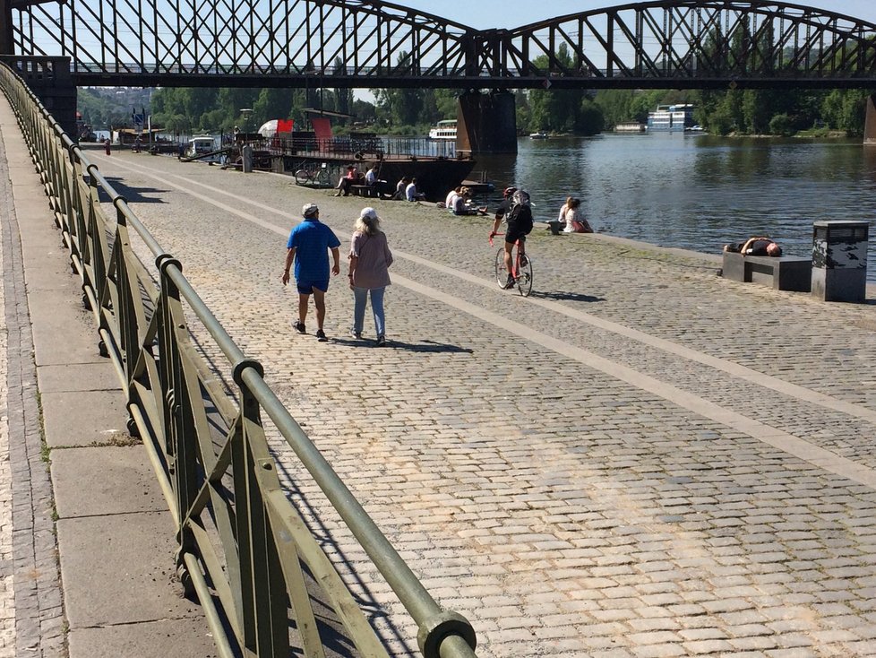 Cyklisté se po náplavce na Rašínově nábřeží pohybují v pěší zóně, cyklostezka tudy nevede.