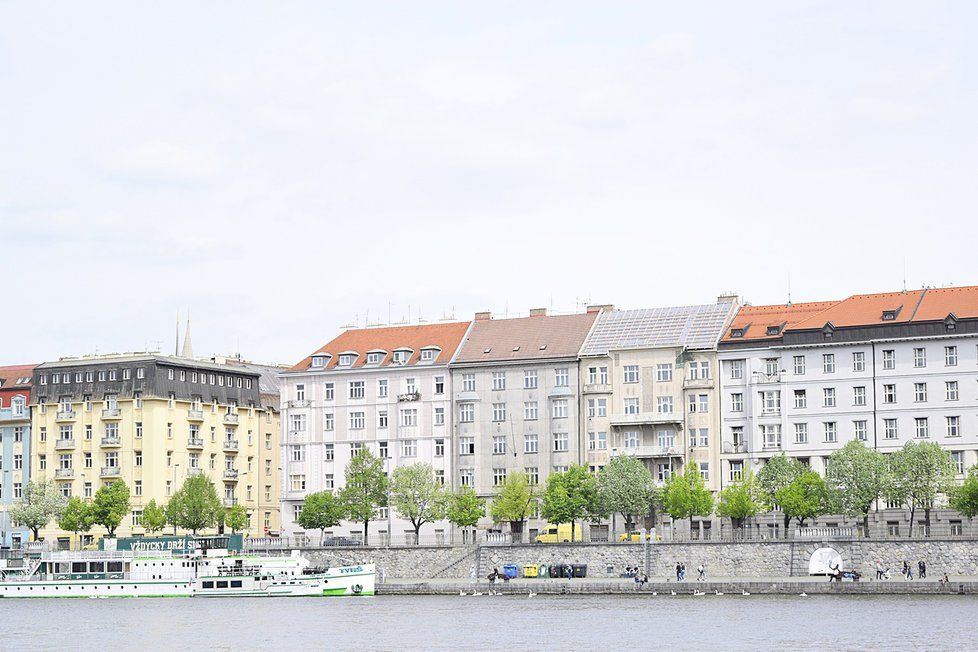 Rašínovo nábřeží se v následujících měsících promění k lepšímu. První opravy začaly.