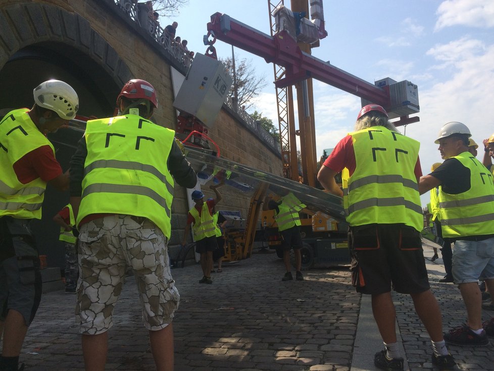 Takto na Rašínově nábřeží probíhalo osazení kruhovitým oknem jedné z kobek.