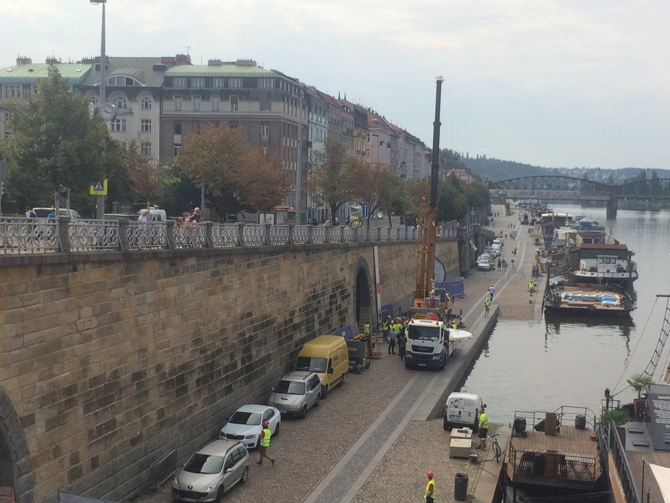 Takto na Rašínově nábřeží probíhalo osazení kruhovitým oknem jedné z kobek.