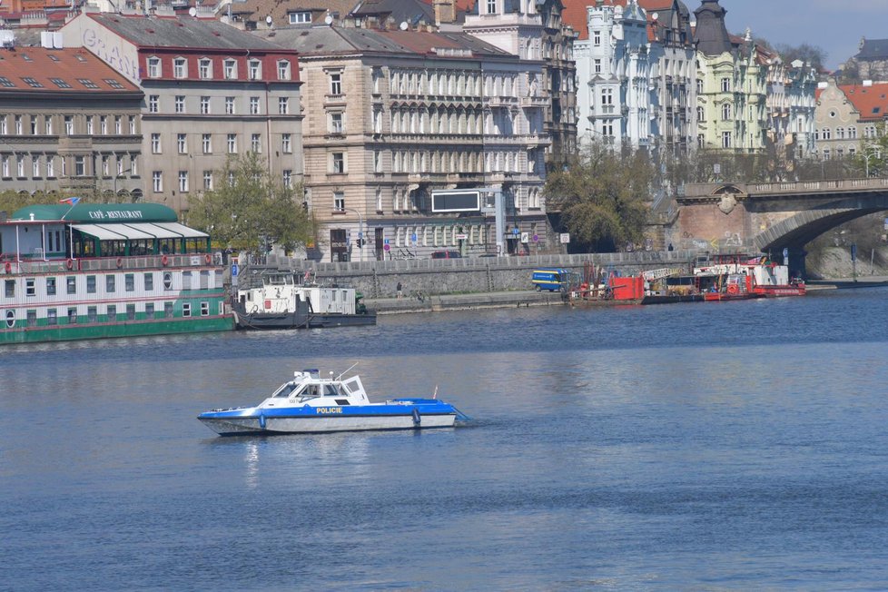 Část náplavky se uzavřela kvůli nálezu granátu.