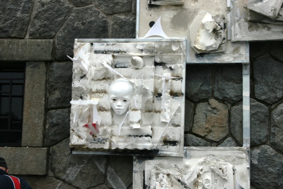 Výtvarník Jiří David instaloval 7. července 2021 na smíchovské náplavce v Praze reliéf s názvem Buď všichni, a nebo nikdo. Dílo vzniklé kombinovanou technikou  z polystyrenu, skla a dalších recyklovaných materiálů s rozměry 3,5 krát 5,5 metru by mělo být v rámci festivalu Sculpture Line na kamenné stěně náplavky umístěno minimálně jeden měsíc.