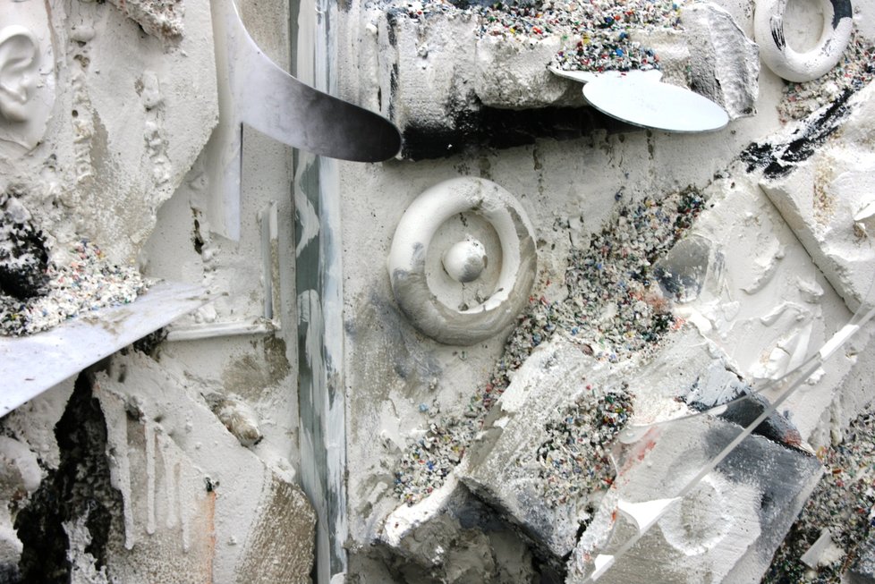 Výtvarník Jiří David instaloval 7. července 2021 na smíchovské náplavce v Praze reliéf s názvem Buď všichni, a nebo nikdo. Dílo vzniklé kombinovanou technikou  z polystyrenu, skla a dalších recyklovaných materiálů s rozměry 3,5 krát 5,5 metru by mělo být v rámci festivalu Sculpture Line na kamenné stěně náplavky umístěno minimálně jeden měsíc.