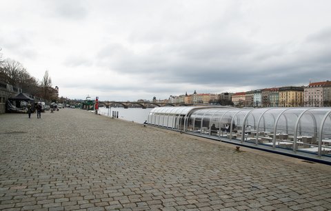 Pražské náplavky se obohatí o rybářská mola. Nad plovoucím bazénem se stále rokuje